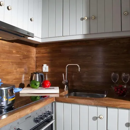Πλωτό κατάλυμα Aqua Terra Pente Τσουκαλάδες